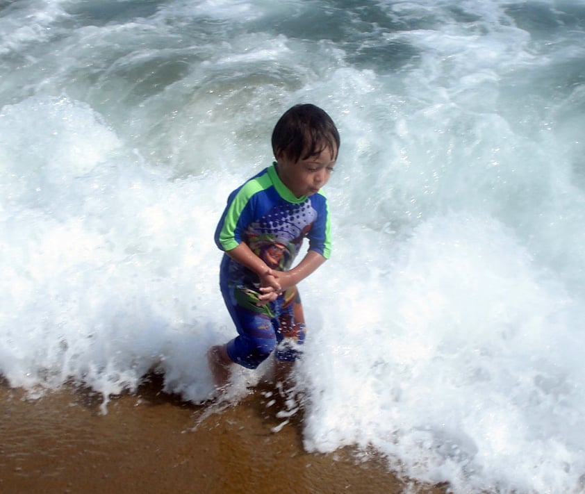 Mi Hermoso hijo (Jorge Enrique Esquivel Rodriguez) corriendo a la orilla del mar en Manzanillo.