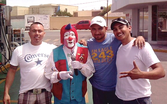 Pasando por el Boulevard Constitución, nos topamos con esta gran celebridad Vita Uva, Carlos, Paco y Hugo.