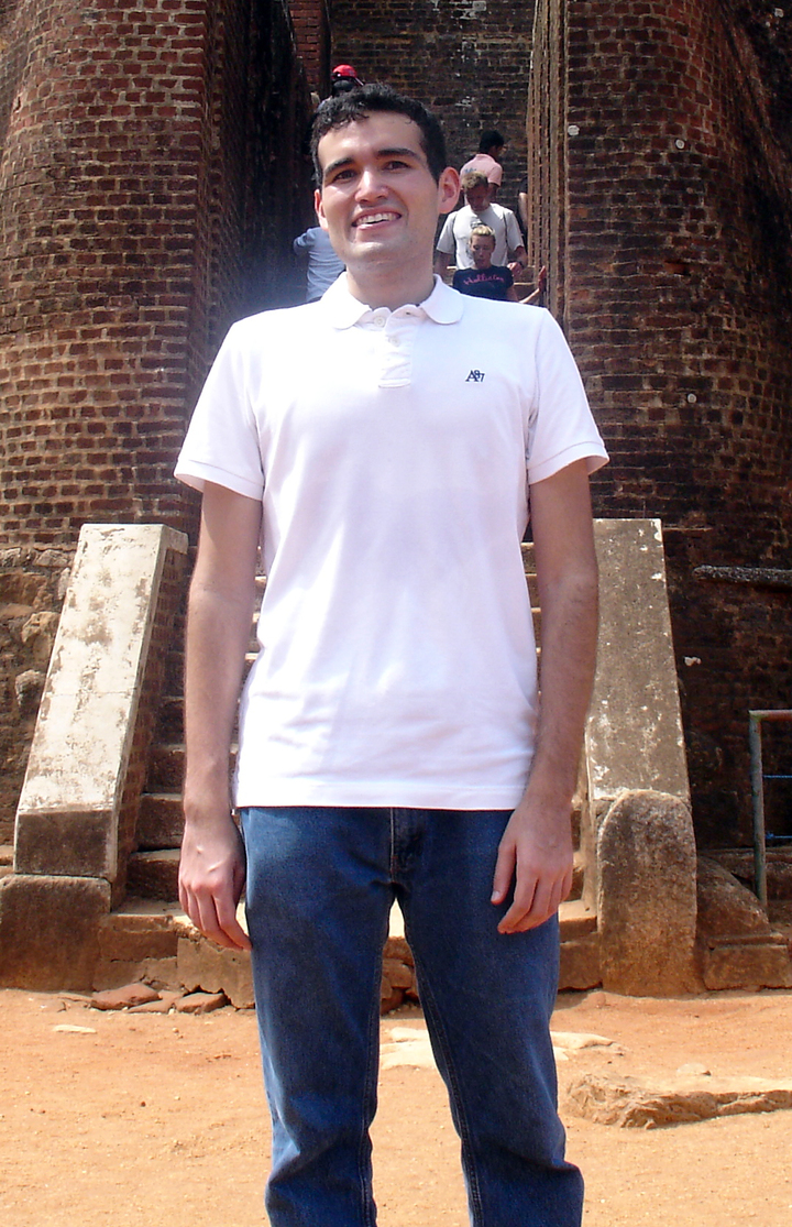 Alejandro Dávila en la entrada del León en Sigiriya, Sri Lanka.