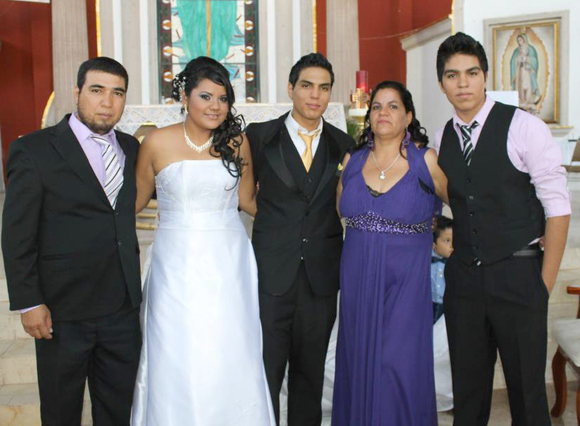 Durante la ceremonia, Boda de Daniel & Diana en compañía de sus padres y hermano, Victor Manuel, Mayela Gurrola y Victor Flores Gurrola.