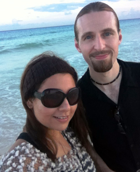 Lagunera Paola L. Strickland al lado de su esposo Ryan celebrando en Playa del Carmen 7 años de matrimonio.