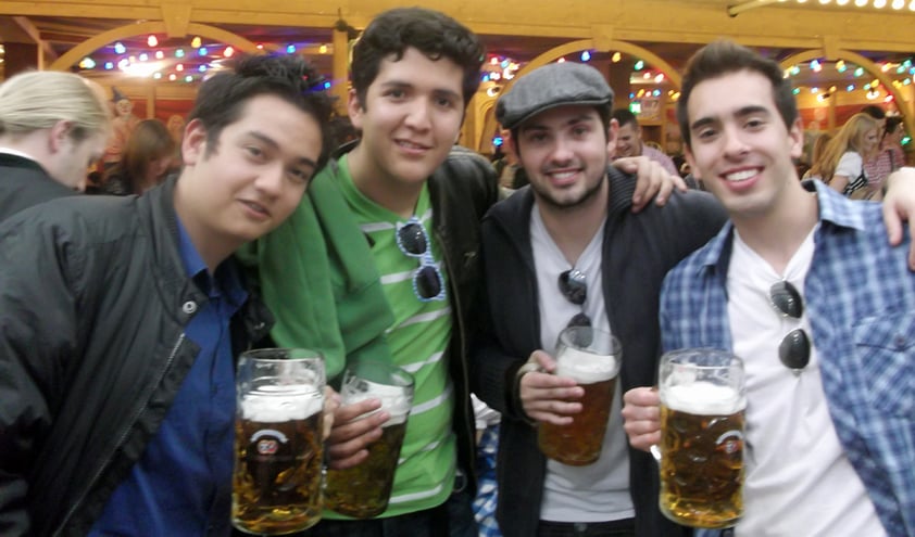 Ricardo Vargas de Torreón, Beto Sanchez de Durango, Igor y Fellipe, de Ilha Solteira, Brasil durante el Oktoberfest, en Munich, Alemania.