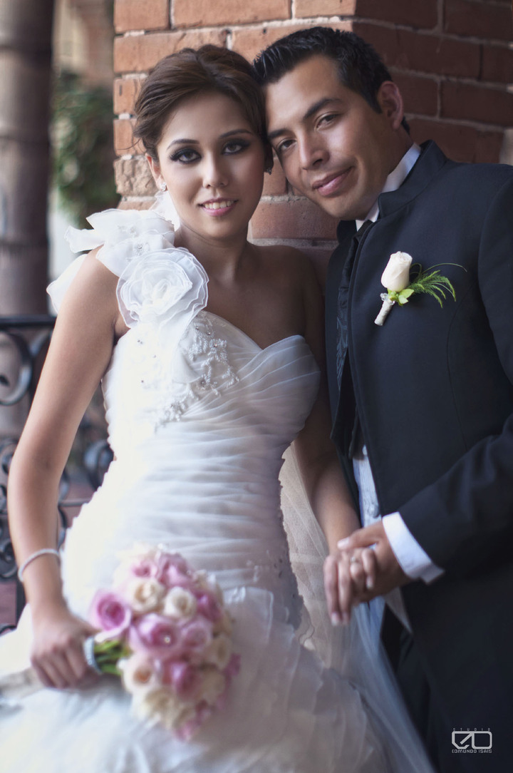 Srita. Giovanna Jáuregui Rimada y Sr. Kenny Martínez Quiñónez unieron sus vidas en matrimonio en la Parroquia de la Medalla Milagrosa, el sábado 13 de octubre de 2012. Ellos son hijos de los señores José Luis Jáuregui Tovalín (f), Blanca Elena Rimada Salazar y María Quiñónez Lora.- Edmundo Isais Fotografía.