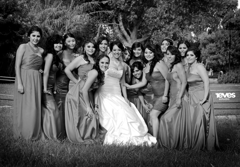 SRITA. YASMÍN Elizabeth Castañeda Esparza, acompañada de sus damas de honor el día de su boda.- Estudio Revés.