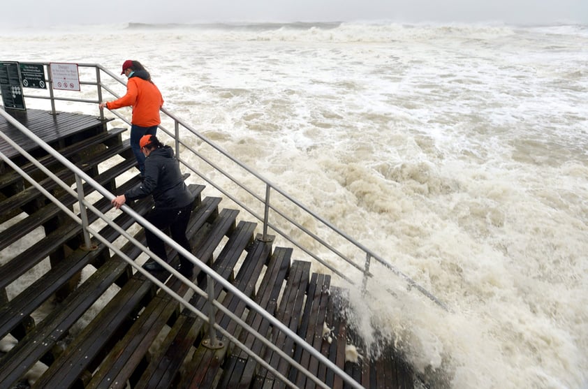 'La mayor amenaza es el oleaje y la subida del nivel de agua del mar', que podría poner en riesgo vidas humanas, indicó en Miami Todd Kimberlaind, portavoz del CNH.