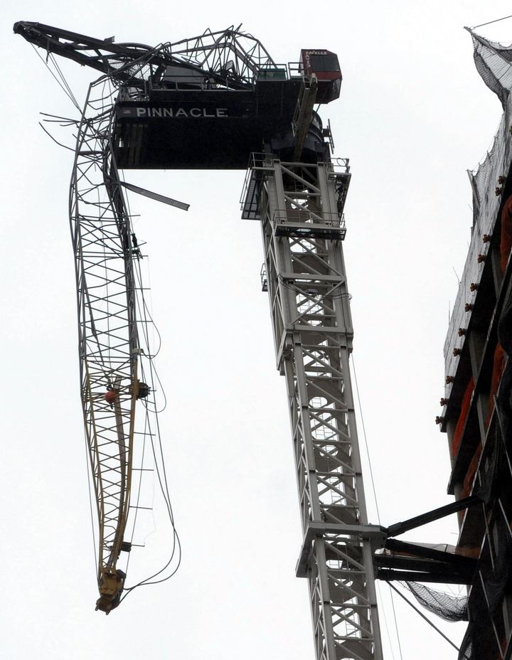 Una grúa gigante se partió parcialmente junto a un lujoso edificio de Nueva York cercano a Central Park, a causa de los fuertes vientos provocados por el huracán.