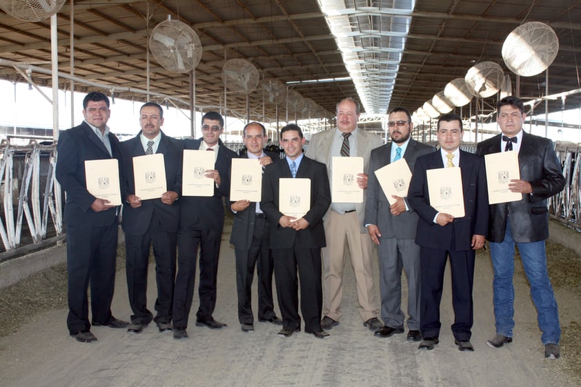 Quinta Generación de Medicos Veterinarios Zootecnistas que terminaron la Especialidad en Producción de Bovinos impartida por el SUA de la UNAM.