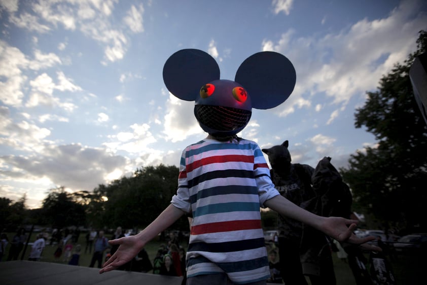 Además de personajes de terror, también se pudieron apreciar disfraces de algunas estrellas como el famoso productor deadmau5.