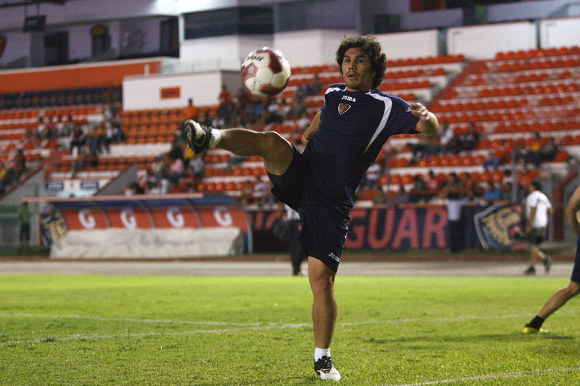 Salvador Cabañas entrenó con Jaguares, que enfrentarán este viernes a los Pumas en partido de la decimosexta jornada del torneo Apertura. (Jam Media)