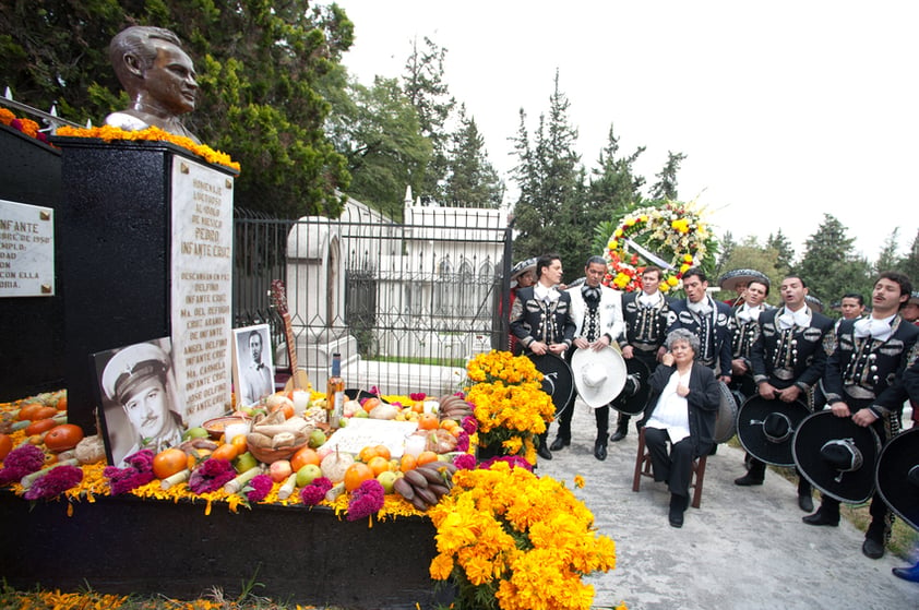 En estos días, “Chachita” y otros actores como Jorge Salinas se dieron cita en la tumba de Pedro Infante, en donde le colocaron un altar de muertos. Hoy, en dicho melodrama, se transmitirán las escenas.