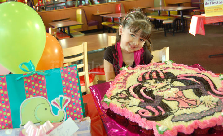 La cumpleañera disfrutómucho de su fiesta y de la presencia de sus amistades.