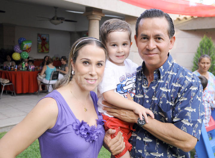 PabloMurillo Saracho en su fiesta de cumpleaños junto a sus papás Verónica y Bernardo Murillo.