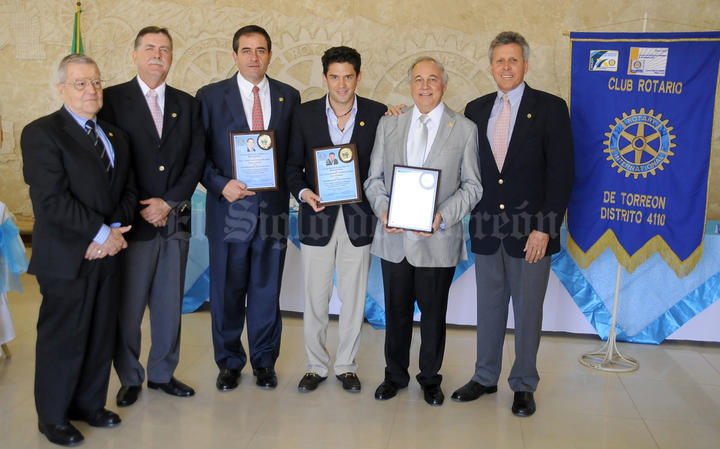 Luis Carlos Reyes, coordinador del evento; Donato Gutiérrez, presidente del Club Rotario de Torreón; los homenajeados, José AntonioMurra, Alejandro Irarragorri
y Gustavo Díaz de León; y Santiago Vera, coordinador del evento.