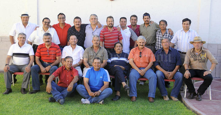 REUNIÓN DE ANIVERSARIO
Amigos de antaño tuvieron amena reunión en una residencia de la ciudad para celebrar los 25 años de haber sido campeones por dos ocasiones con el equipo de futbol al que pertenecían durante sus estudios universitarios.