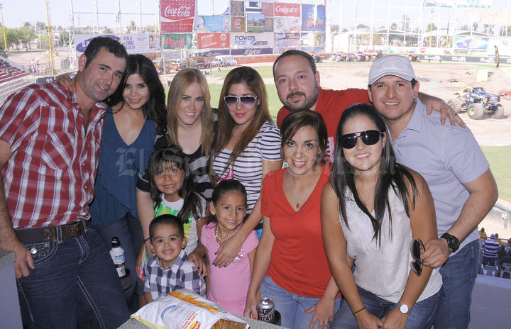 Juan, Priscilla, Brenda,Mar, Luciano,Mariana, Melissa y Tony, con los niños Sofía, Mariano y Renata.