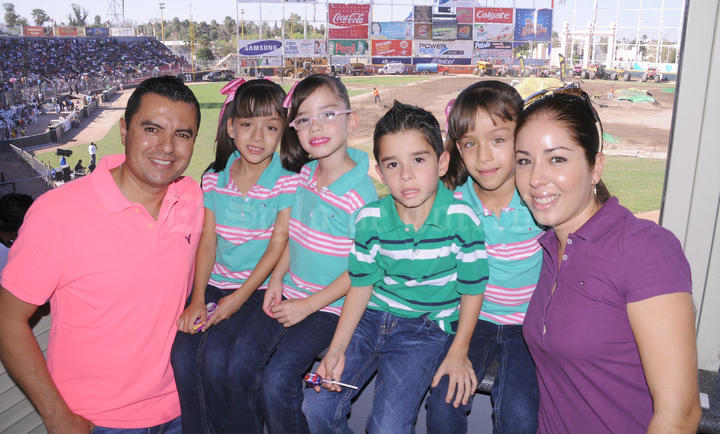 Héctor y Maricarmen con sus hijos Mariana, Naty, Héctor Jr. y Ximena.