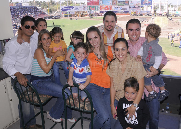 Humberto, Laura, Odi, Faruk, Paty y Luigui con los niños Sebastián, Fernanda, Odi, Faruk, Luis Eduardo y Pablo.