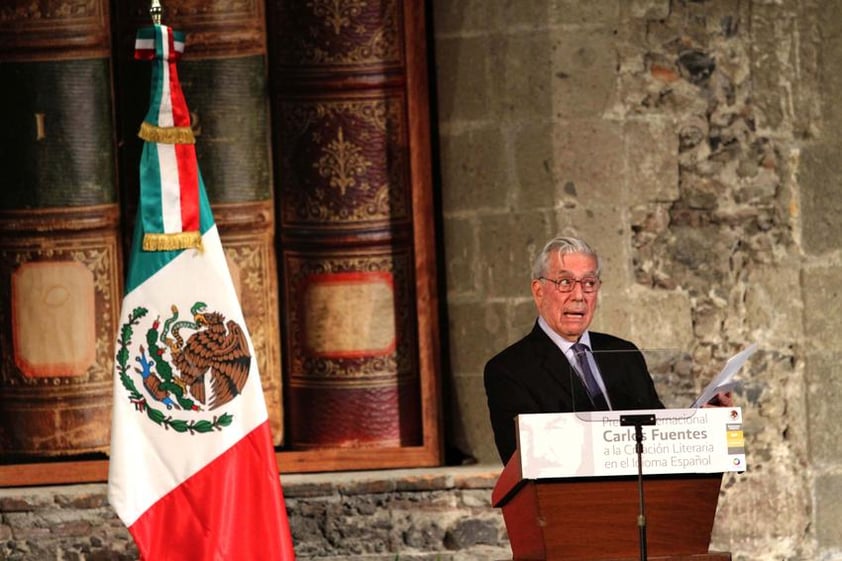 En su discurso tras recibir el galardón en la capital mexicana, el escritor hispano-peruano describió el aporte particular de Fuentes al "boom" latinoamericano, del que se cumplen cincuenta años, y el valor universal de toda su obra literaria.