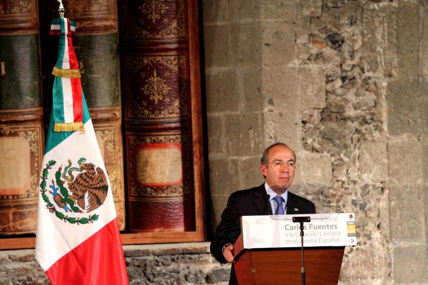 Calderón destacó también la obra del escritor mexicano y el valor literario de Vargas Llosa.