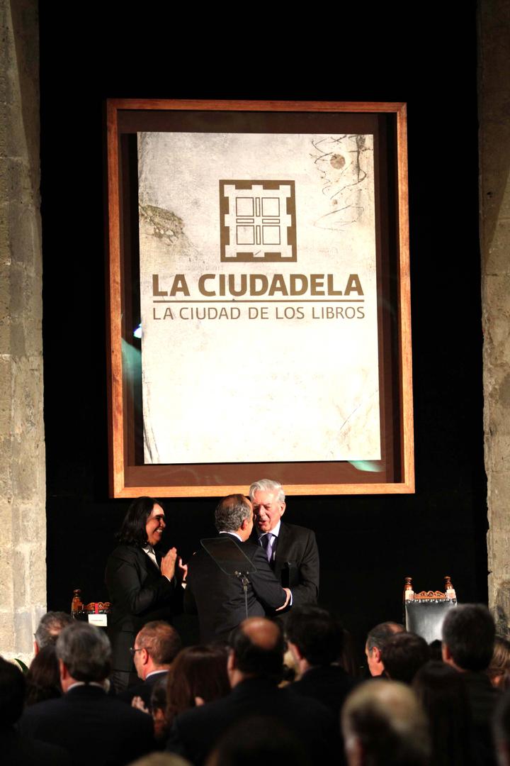 Vargas Llosa recibió  en la ciudad de México el primer Premio Internacional Carlos Fuentes a la Creación Literaria en el Idioma Español, de manos del presidente Felipe Calderón.