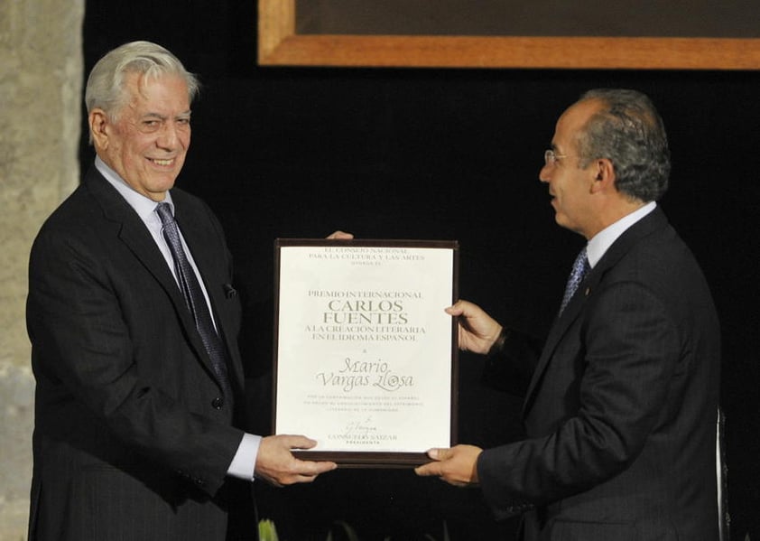 Por la contribución que desde el español ha hecho al enriquecimiento del patrimonio literario de la humanidad, el escritor peruano Mario Vargas Llosa (1936) recibió el primer Premio Internacional “Carlos Fuentes” de Creación Literaria en Idioma Español.