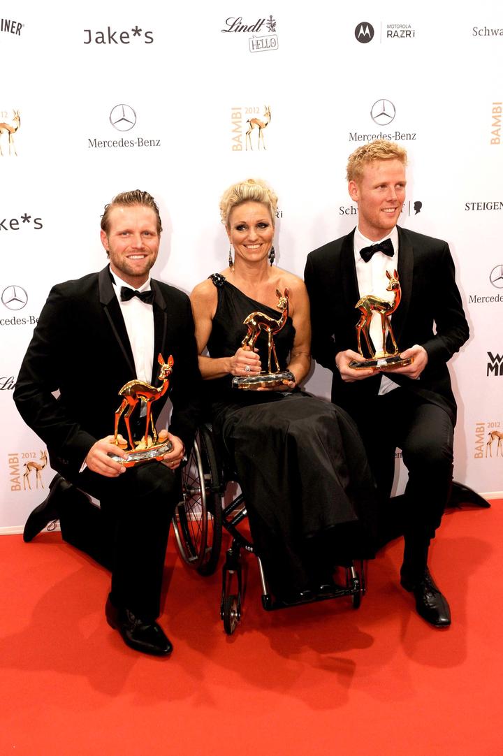 La medallista paralímpica Kirsten Bruhn y el dúo de voleibol de playa Julius Brink y Jonas Reckermann recibieron los premios Bambi de la categoría Deportes.