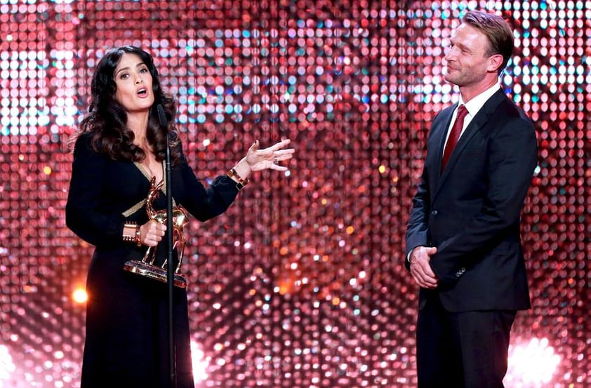 La mexicana Salma Hayek fue galardonada en la categoría de Cine Internacional y recibió el premio de manos del actor alemán Thomas Kretschmann.