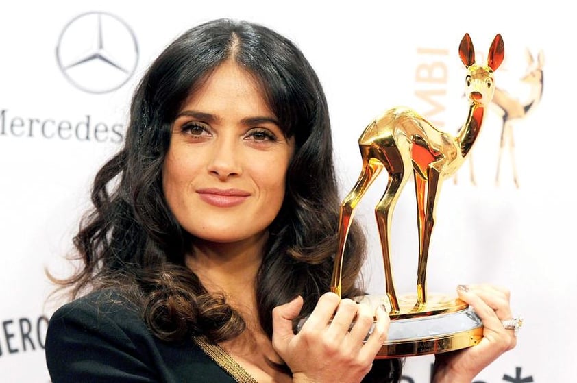 Salma Hayek fue galardonada con el premio Bambi que se entrega anualmente a lo mejor del arte, el entretenimiento y el deporte a nivel internacional.