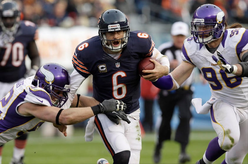 VUELVE VICTORIOSO |MINNESOTA 10-28 CHICAGO| Jay Cutler lanzó para 188 yardas y un touchdown luego de perderse un juego por una conmoción cerebral, y Brandon Marshall atrapó 12 pases para 92 yardas y ya supera las mil yardas.