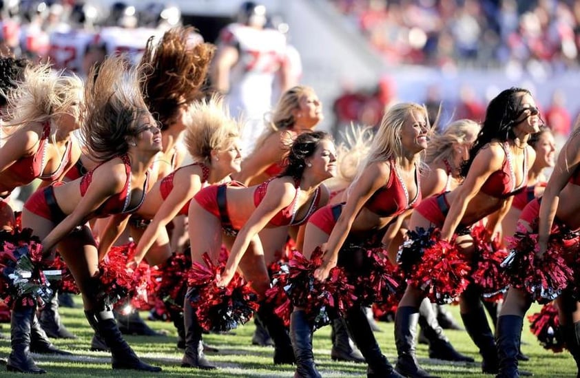 Las porristas de los Bucaneros bailan durante el juego en Tampa. (nfl.com)