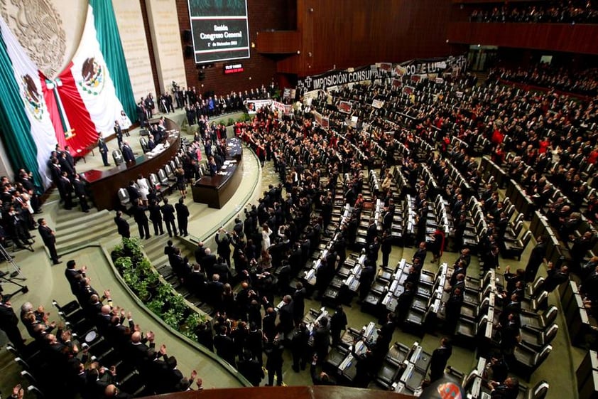 A pesar de las protestas iniciales y las pancartas en la sede legislativa, la sesión tuvo grandes diferencias con respecto a la tumultuosa toma de posesión de Calderón el 1 de diciembre del 2006.