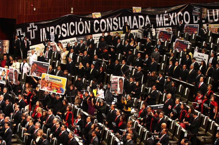 En la tribuna, antes de que llegaran Calderón y Peña Nieto, los legisladores tuvieron oportunidad de presentar su posición sobre la investidura presidencial, después de algunas protestas en la sede en el comienzo de la sesión.