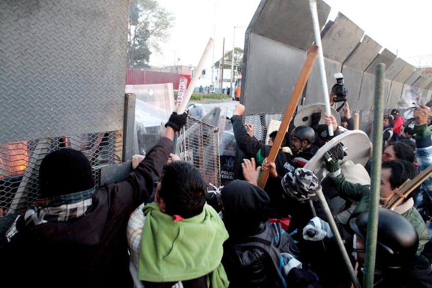 Los miembros de la Policía Federal y del cuerpo antimotines de la capital mexicana respondieron con gases lacrimógenos, restablecieron las vallas e impidieron el paso de los manifestantes, que utilizaron aerosoles para prender fuego.