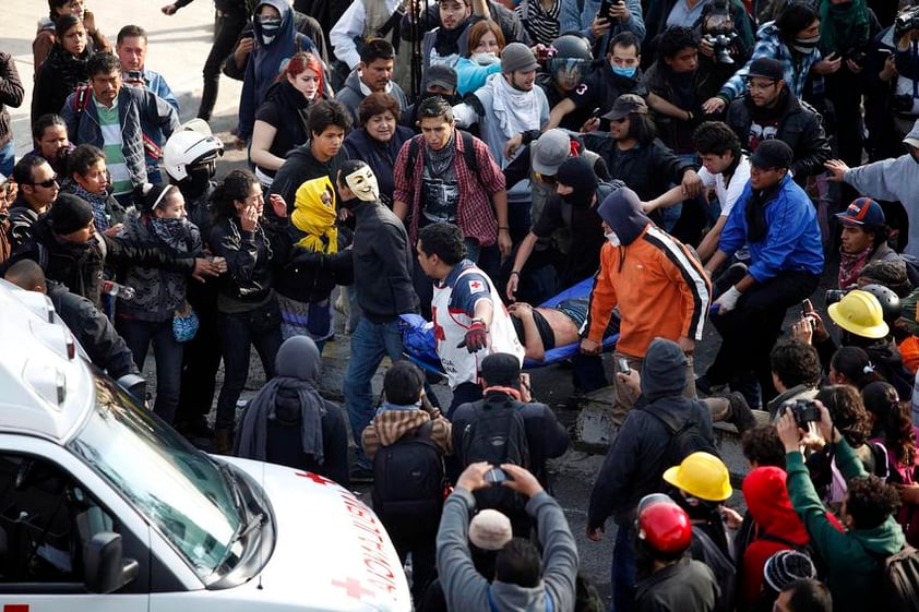 Fuentes de los servicios de seguridad dijeron que en los choques ha habido unos veinte heridos, entre manifestantes y agentes que se enfrentaban en las proximidades del lugar donde Peña Nieto jurara como nuevo presidente de México.