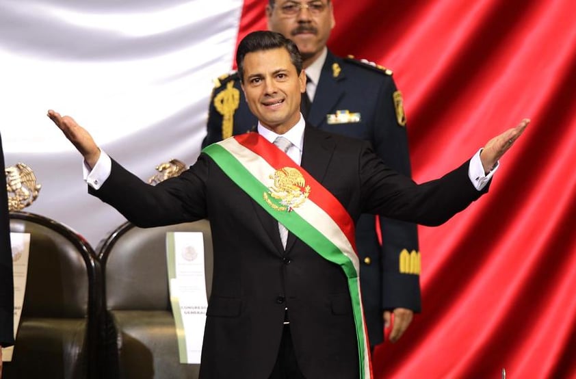 nrique Peña Nieto tomó posesión como nuevo jefe de Estado de México y recibió la banda presidencial que le entregó el mandatario saliente, Felipe Calderón.