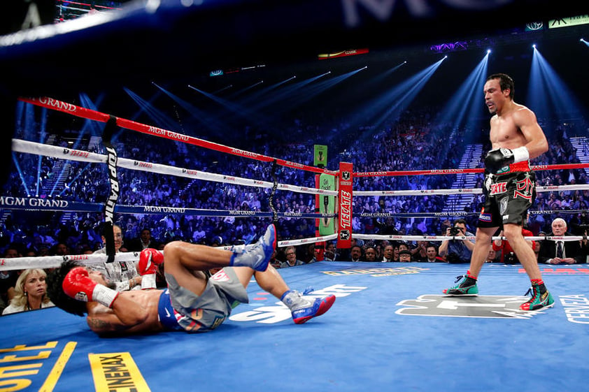 Pacquiao, más convencido que nunca que estaba a las puertas del gran triunfo por nocáut ante Marquez, inicio el sexto más agresivo y castigando con dureza al veterano púgil mexicano que también golpeaba a la contra, pero él era el que recibía mayor castigo y sabía que su rival no cesaría hasta tirarlo.