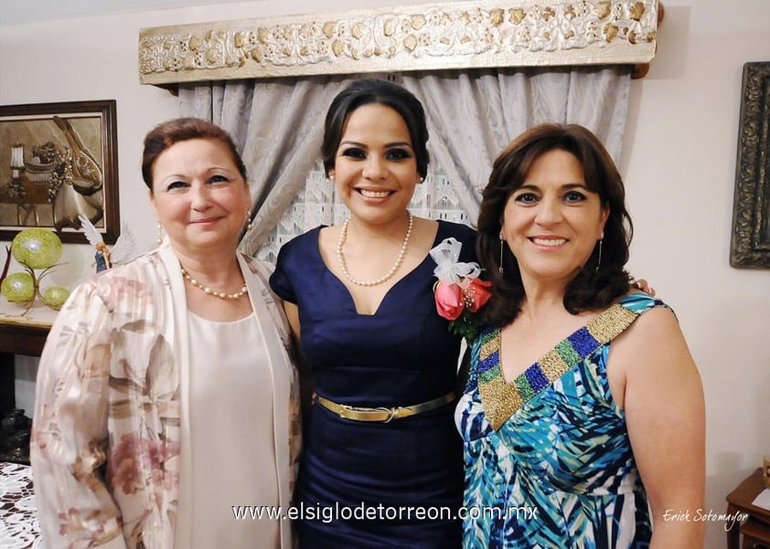 08122012 ANAÍS  acompañada de su tía política señora Lupana Sánchez y su futura suegra señora Martha Quiñónez, organizadoras del bonito evento.