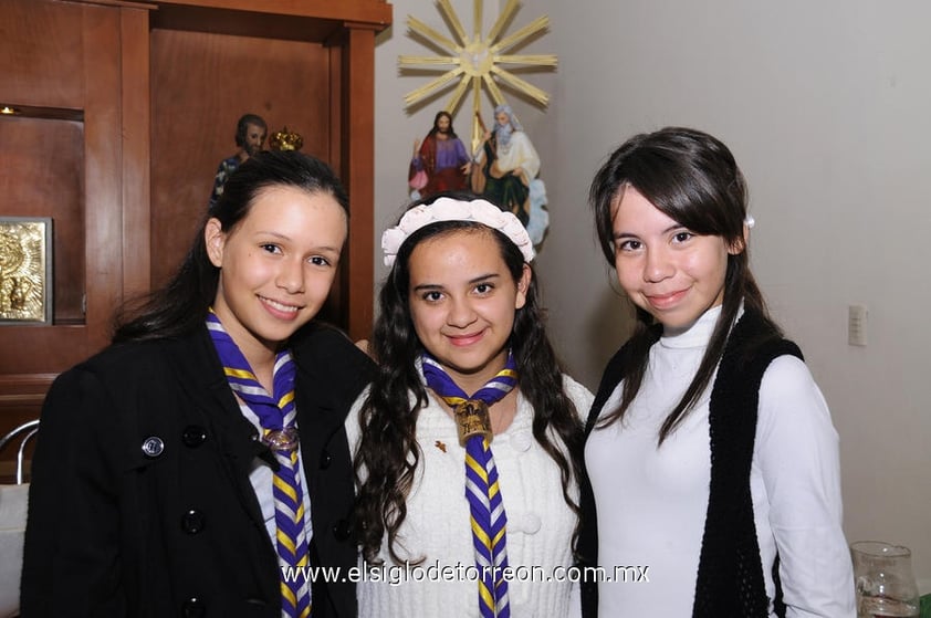 08122012 EN FESTEJO DE ANIVERSARIO.  Sofí­a, Ana Cristina y Paola.