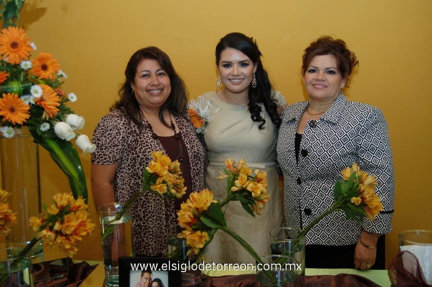 01122012 LA FESTEJADA  junto a su mamá Sra. Josefina Domí­nguez de Hernández y su futura suegra Sra. Elizabeth Olguí­n de Luján,  quienes le organizaron el bonito evento.