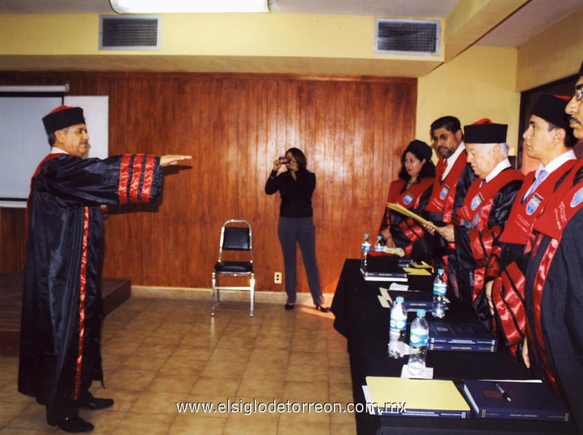 09122012 MOMENTOS  en que el Doctor en Derecho Magistrado Aurelio Alvarado Favila rinde su Protesta Protocolaria al obtener el grado de Doctor en Derecho por el Instituto de Posgrado en Humanidades, A.C., INPOSHUAC, Región Laguna, dependiente de la Secretarí­a de Educación del Estado de Coahuila.