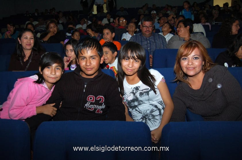 03122012 JUSTIN,  Yolanda y Jonathan.