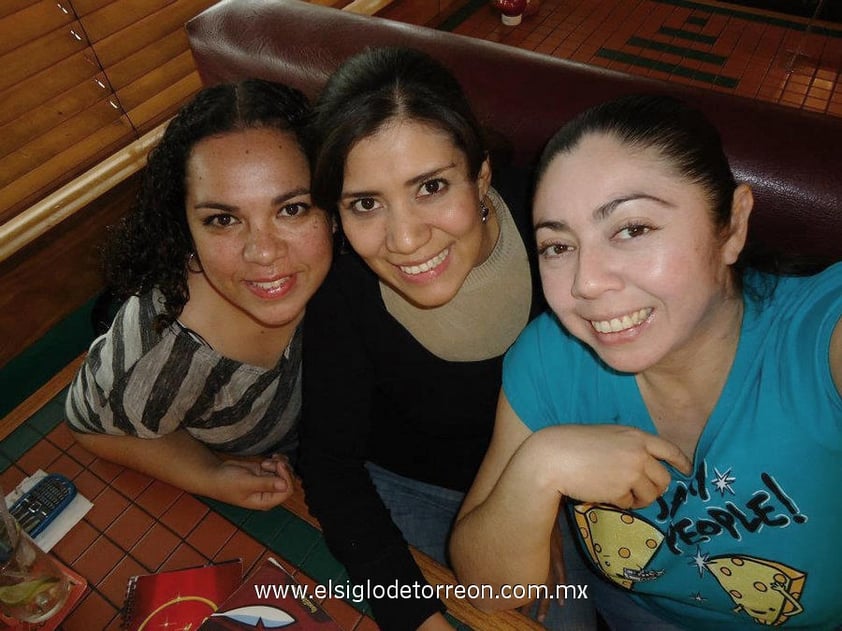 05122012 AMIGAS.  Valeria, Luly y Mónica.