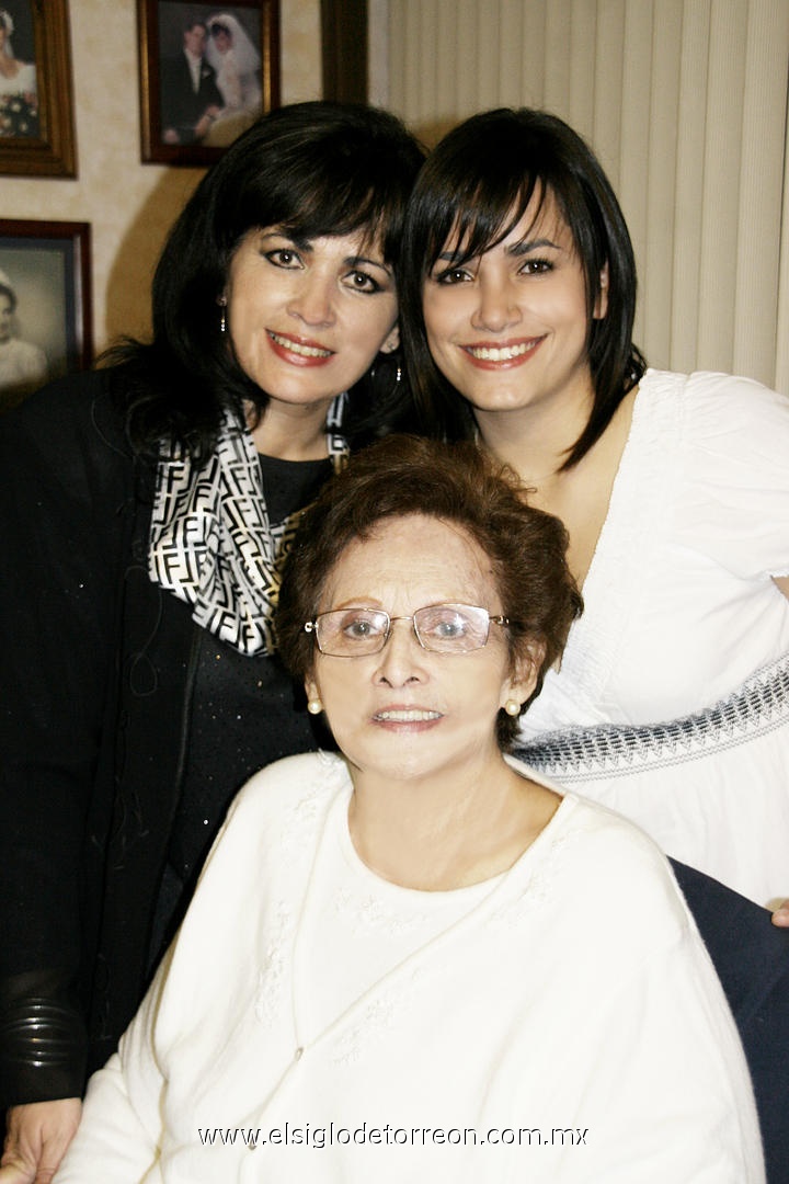 07122012 TRES GENERACIONES.  Julia, Vivi y Ana Cristy Sosa.