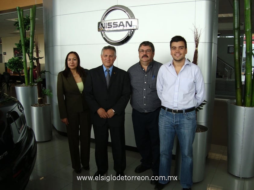 09122012 M.A.E. GUADALUPE  Sandoval Chávez, Jefa de Vinculación I.T.L.; Gerente General, Ing. Ernesto Mijares Solares; Director de I.T.L. M.C., Mario Valdez Garza; e Ing. Ernesto Mijares Aguilera.