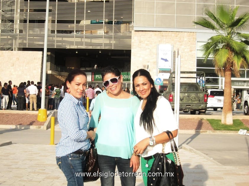 04122012 ENTRE AMIGAS.  Leticia, Alejandra y Mónica.