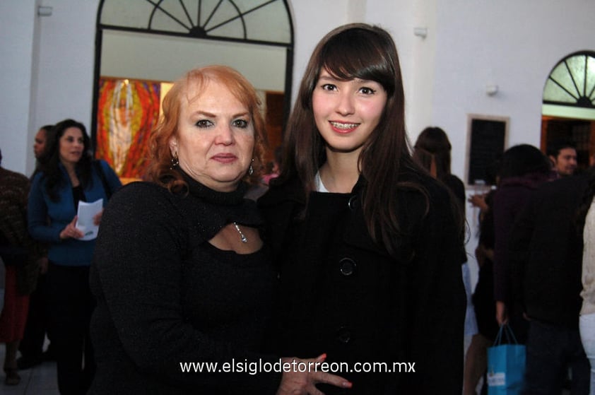 01122012 CELEBRACIÓN RELIGIOSA.  María Elena Rendón y Melannie Maí­n.