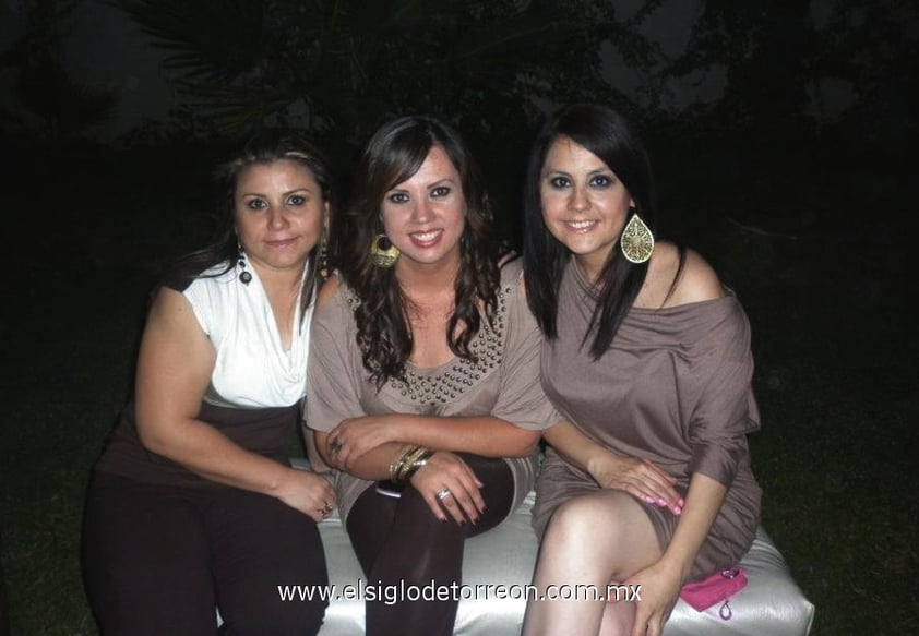 05122012 ENTRE AMIGAS.  Ale, Liz y Cecy.