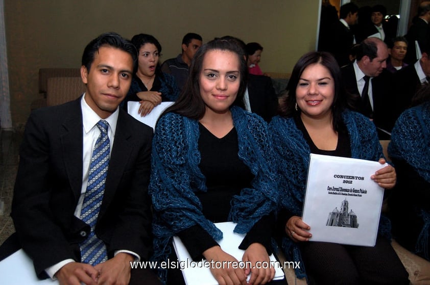 11122012 CAPTADOS DURANTE CONCIERTO NAVIDEÑO.  Jesús, Sheila y Elizabeth.