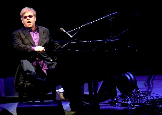 2 de marzo. Elton John | ofreció en el Auditorio Nacional de la ciudad de México un concierto en el cual quiso compartir un esperanzador mensaje de paz con el público y que se enmarca dentro de la gira mundial 2012 que inició el 24 de febrero en Guadalajara.