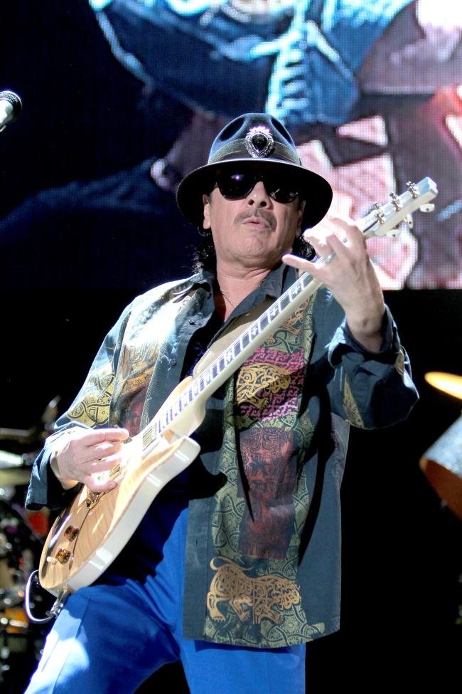 12 de marzo. Carlos Santana | hipnotizó con el poder de su guitarra a miles de personas en polémico concierto donde habló de la posibilidad de cambiar a México para que haya menos violencia y se fomente la armonía y paz.